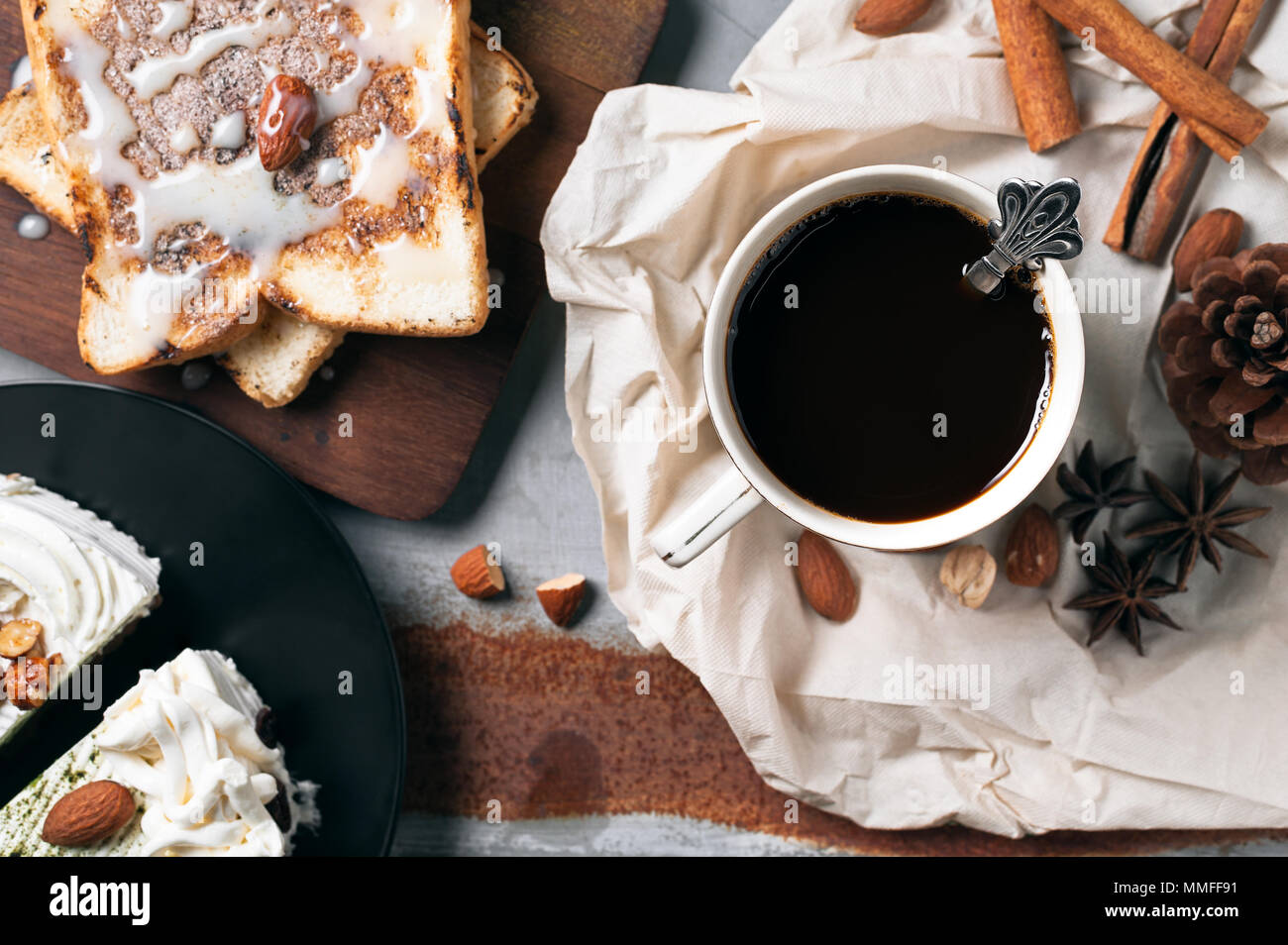 Tasse de café sur fond rustique, conception classique. Banque D'Images