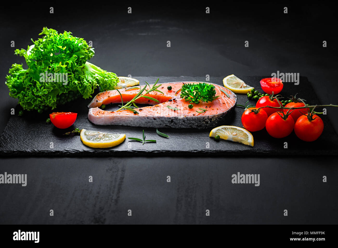 Pavé de saumon cru frais avec ingrédient actif préparés pour la cuisson Banque D'Images