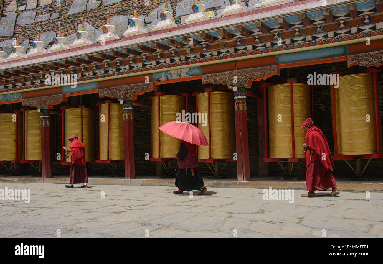 Moines et moniales tibétains faire Gergyo perambulations autour du Ser (Ani Gompa) antiq, Tagong, Sichuan, Chine Banque D'Images