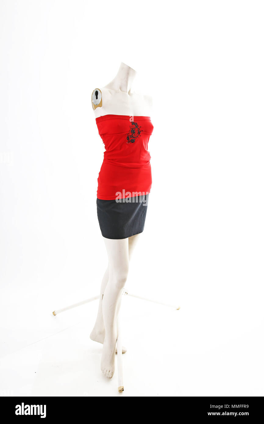 Haut rouge avec jupe noire sur tout le corps de mannequin shop display. Styles de vêtements, mode femme blanc sur fond de studio.. Banque D'Images