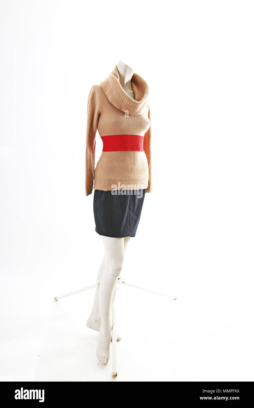 Tenue élégante jupe avec usure du ressort sur l'affichage complet mannequin body shop. Styles de vêtements, mode femme blanc sur fond de studio. Banque D'Images