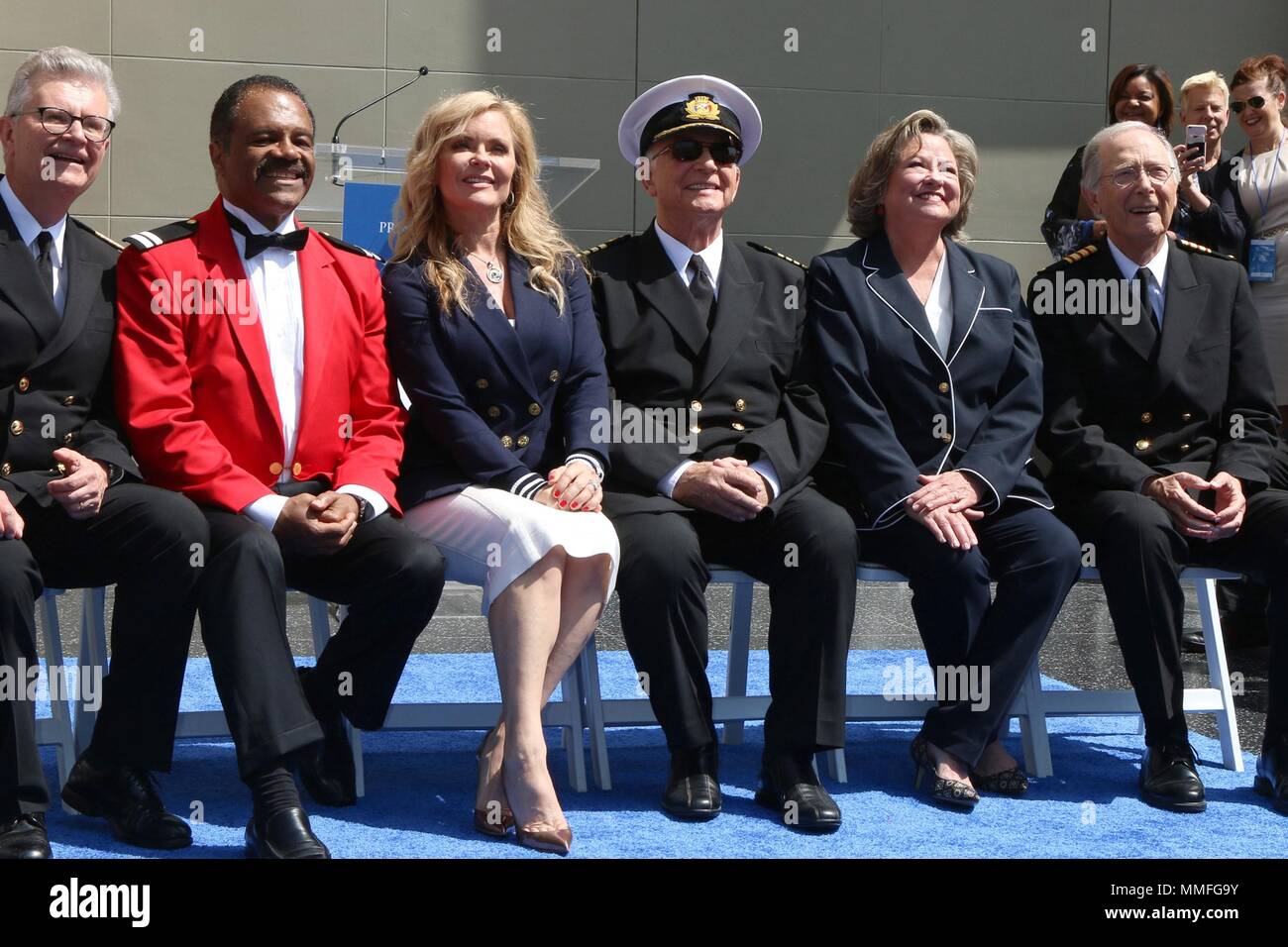 Los Angeles, CA, USA. 10 mai, 2018. LOS ANGELES - le 10 mai : Fred Grandy, Ted Lange, Jill Whelan, Gavin MacLeod, Lauren Tewes, Bernie Kopell au Princess Cruises recevra un Star comme plaque Ami du Hollywood Walk of Fame au Kodak Theater Le 10 mai 2018 à Los Angeles, CA à une apparition publique pour la distribution originale LOVE BOAT Recevoir Hollywood Walk of Fame Star honoraire Plaque, Kodak Theater, Los Angeles, CA, 10 mai 2018. Credit : Priscilla Grant/Everett Collection/Alamy Live News Banque D'Images