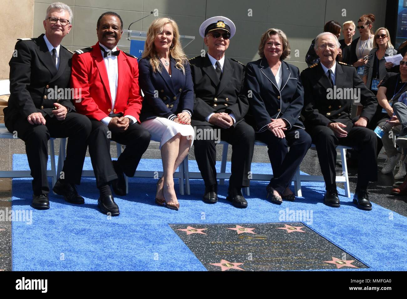 Los Angeles, CA, USA. 10 mai, 2018. LOS ANGELES - le 10 mai : Fred Grandy, Ted Lange, Jill Whelan, Gavin MacLeod, Lauren Tewes, Bernie Kopell au Princess Cruises recevra un Star comme plaque Ami du Hollywood Walk of Fame au Kodak Theater Le 10 mai 2018 à Los Angeles, CA à une apparition publique pour la distribution originale LOVE BOAT Recevoir Hollywood Walk of Fame Star honoraire Plaque, Kodak Theater, Los Angeles, CA, 10 mai 2018. Credit : Priscilla Grant/Everett Collection/Alamy Live News Banque D'Images