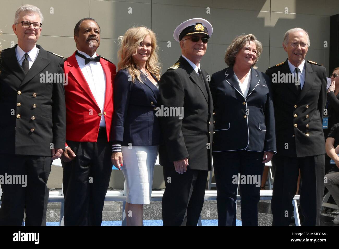 Los Angeles, CA, USA. 10 mai, 2018. LOS ANGELES - le 10 mai : Fred Grandy, Ted Lange, Jill Whelan, Gavin MacLeod, Lauren Tewes, Bernie Kopell au Princess Cruises recevra un Star comme plaque Ami du Hollywood Walk of Fame au Kodak Theater Le 10 mai 2018 à Los Angeles, CA à une apparition publique pour la distribution originale LOVE BOAT Recevoir Hollywood Walk of Fame Star honoraire Plaque, Kodak Theater, Los Angeles, CA, 10 mai 2018. Credit : Priscilla Grant/Everett Collection/Alamy Live News Banque D'Images
