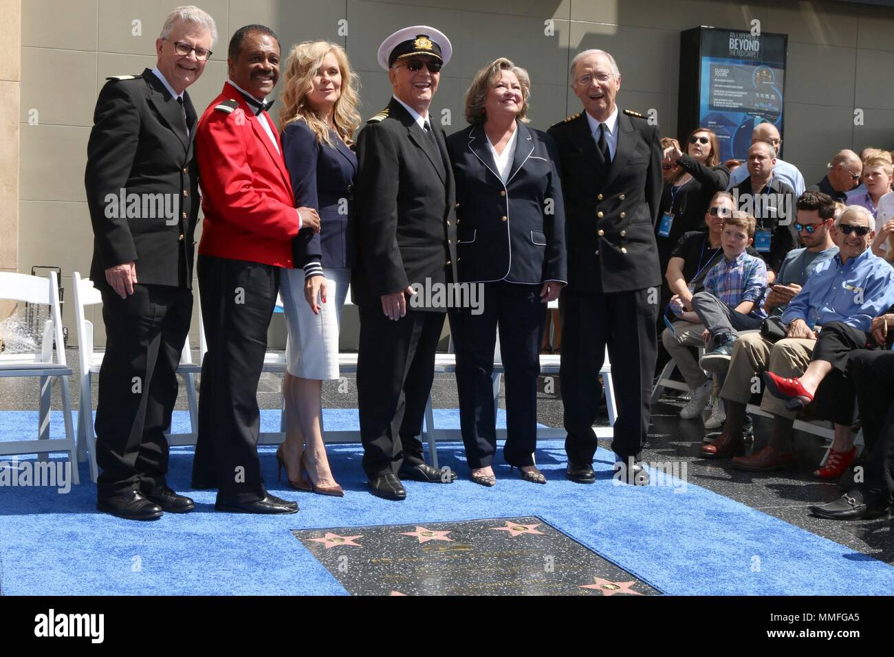 Los Angeles, CA, USA. 10 mai, 2018. LOS ANGELES - le 10 mai : Fred Grandy, Ted Lange, Jill Whelan, Gavin MacLeod, Lauren Tewes, Bernie Kopell au Princess Cruises recevra un Star comme plaque Ami du Hollywood Walk of Fame au Kodak Theater Le 10 mai 2018 à Los Angeles, CA à une apparition publique pour la distribution originale LOVE BOAT Recevoir Hollywood Walk of Fame Star honoraire Plaque, Kodak Theater, Los Angeles, CA, 10 mai 2018. Credit : Priscilla Grant/Everett Collection/Alamy Live News Banque D'Images