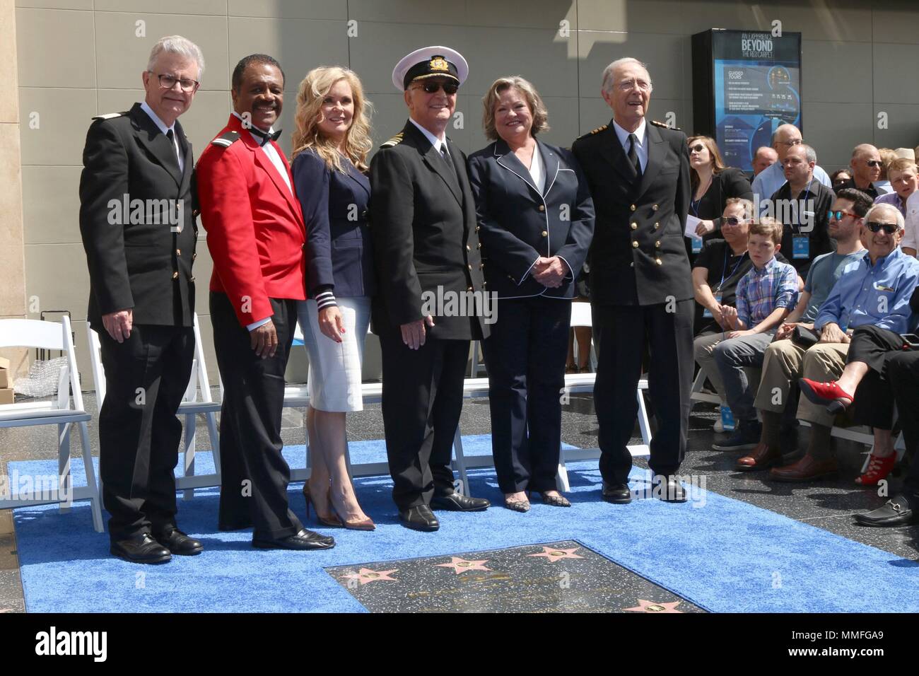 Los Angeles, CA, USA. 10 mai, 2018. LOS ANGELES - le 10 mai : Fred Grandy, Ted Lange, Jill Whelan, Gavin MacLeod, Lauren Tewes, Bernie Kopell au Princess Cruises recevra un Star comme plaque Ami du Hollywood Walk of Fame au Kodak Theater Le 10 mai 2018 à Los Angeles, CA à une apparition publique pour la distribution originale LOVE BOAT Recevoir Hollywood Walk of Fame Star honoraire Plaque, Kodak Theater, Los Angeles, CA, 10 mai 2018. Credit : Priscilla Grant/Everett Collection/Alamy Live News Banque D'Images