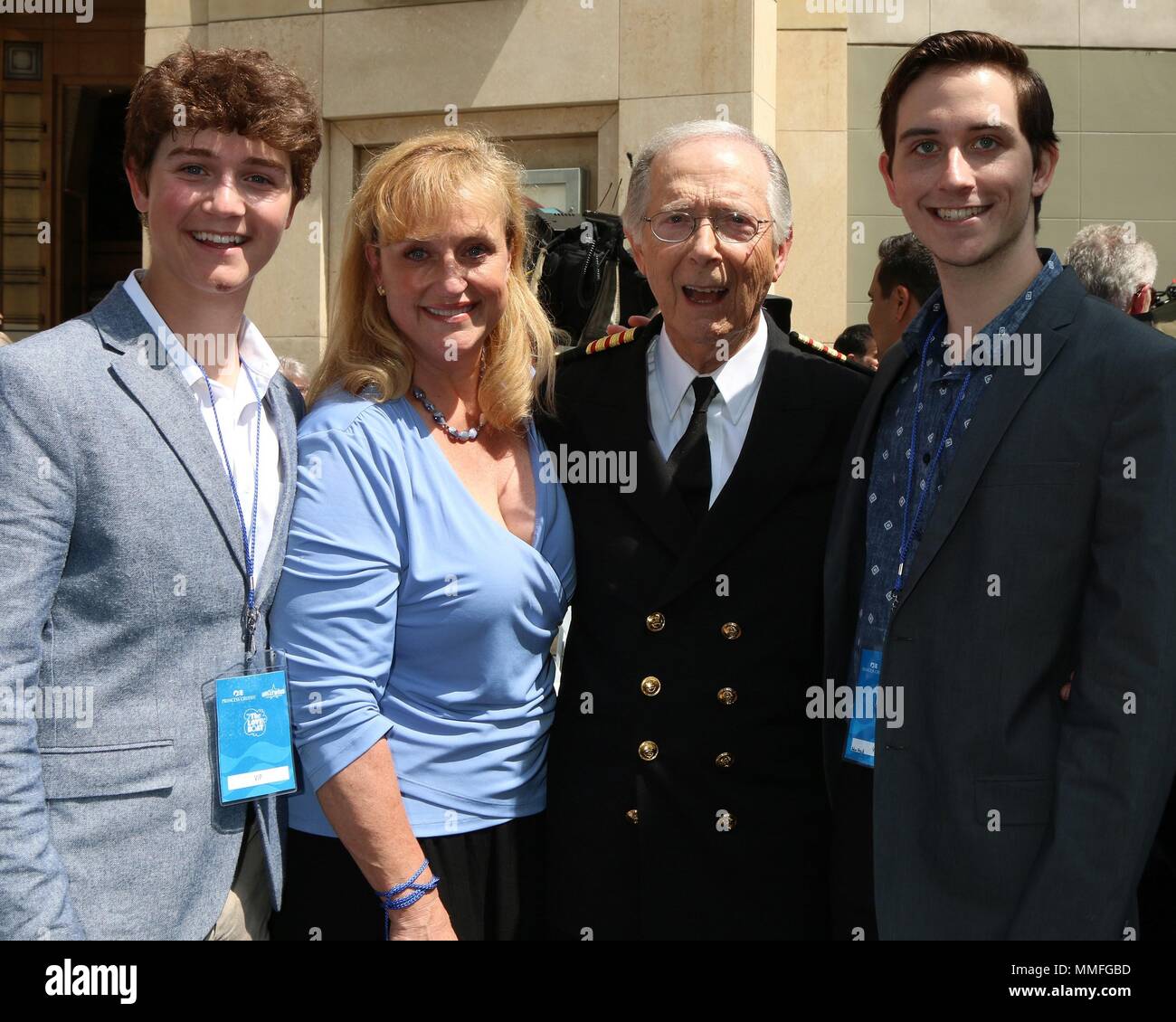 Los Angeles, CA, USA. 10 mai, 2018. LOS ANGELES - le 10 mai : Joshua Kopell, Catrina Kopell, Bernie Kopell, Aleander Kopell au Princess Cruises recevra un Star comme plaque Ami du Hollywood Walk of Fame au Kodak Theater Le 10 mai 2018 à Los Angeles, CA à une apparition publique pour la distribution originale LOVE BOAT Recevoir Hollywood Walk of Fame Star honoraire Plaque, Kodak Theater, Los Angeles, CA, 10 mai 2018. Credit : Priscilla Grant/Everett Collection/Alamy Live News Banque D'Images