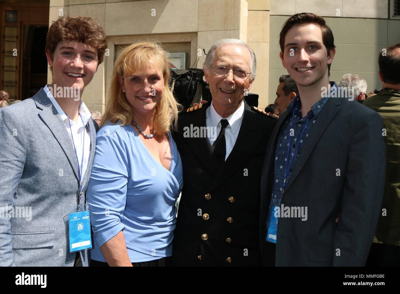 Los Angeles, CA, USA. 10 mai, 2018. LOS ANGELES - le 10 mai : Joshua Kopell, Catrina Kopell, Bernie Kopell, Aleander Kopell au Princess Cruises recevra un Star comme plaque Ami du Hollywood Walk of Fame au Kodak Theater Le 10 mai 2018 à Los Angeles, CA à une apparition publique pour la distribution originale LOVE BOAT Recevoir Hollywood Walk of Fame Star honoraire Plaque, Kodak Theater, Los Angeles, CA, 10 mai 2018. Credit : Priscilla Grant/Everett Collection/Alamy Live News Banque D'Images