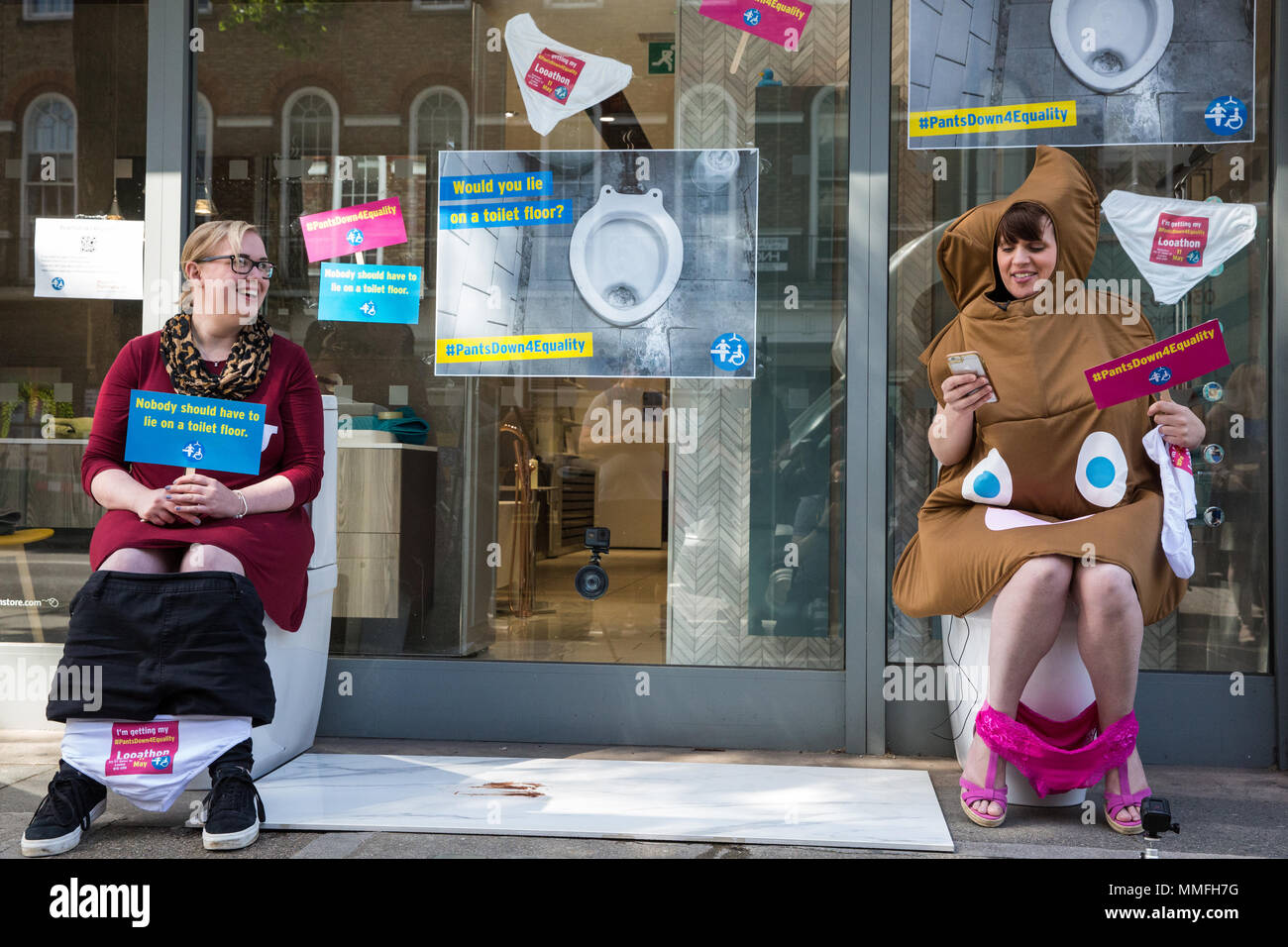 Londres, Royaume-Uni. Le 11 mai, 2018. Londres, Royaume-Uni. Le 11 mai, 2018. La dystrophie musculaire des militants du Royaume-Uni et d'autres organismes représentant les personnes handicapées déroulez leur pantalon et s'asseoir sur les toilettes à l'extérieur d'un magasin de vente de produits de bain dans le centre de Londres pour sensibiliser le public à des installations pour les personnes handicapées. Credit : Mark Kerrison/Alamy Live News Banque D'Images