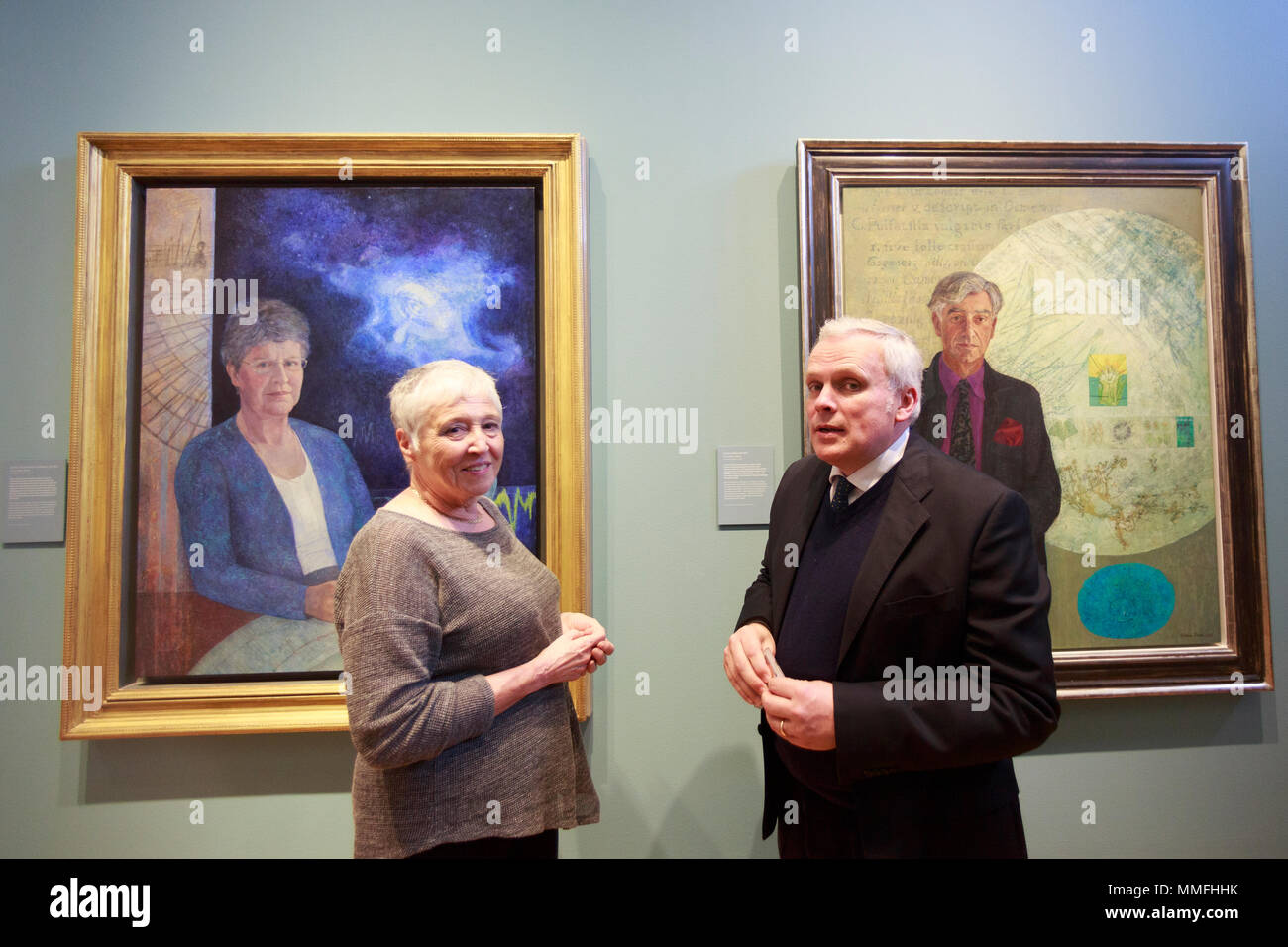 Edimbourg, Ecosse. UK. 11 mai 2018. Appuyez sur Afficher pour Victoria Crowe : au-delà de la ressemblance à la Scottish National Portrait Gallery. Édimbourg. Exécution de l'exposition 12 mai - 18 novembre 2018. Photo : Victoria Crowe et Christopher Baker, directeur du Scottish National Portrait Gallery. Pako Mera/Alamy live News Banque D'Images