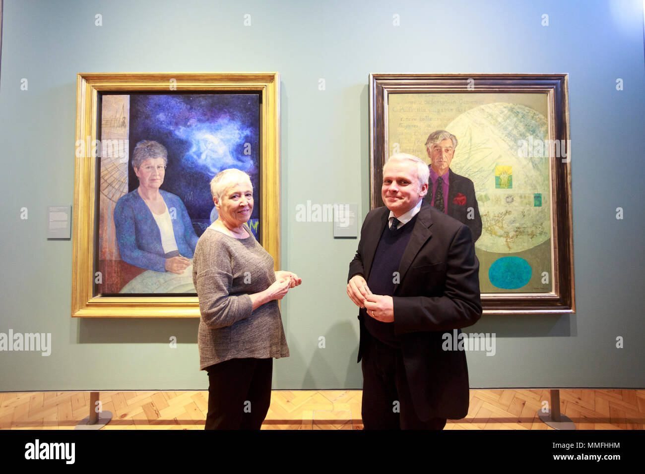 Edimbourg, Ecosse. UK. 11 mai 2018. Appuyez sur Afficher pour Victoria Crowe : au-delà de la ressemblance à la Scottish National Portrait Gallery. Édimbourg. Exécution de l'exposition 12 mai - 18 novembre 2018. Photo : Victoria Crowe et Christopher Baker, directeur du Scottish National Portrait Gallery. Pako Mera/Alamy live News Banque D'Images