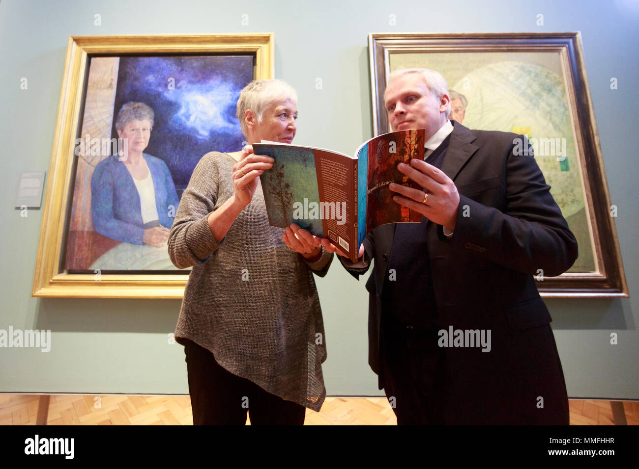 Edimbourg, Ecosse. UK. 11 mai 2018. Appuyez sur Afficher pour Victoria Crowe : au-delà de la ressemblance à la Scottish National Portrait Gallery. Édimbourg. Exécution de l'exposition 12 mai - 18 novembre 2018. Photo : Victoria Crowe et Christopher Baker, directeur du Scottish National Portrait Gallery. Pako Mera/Alamy live News Banque D'Images