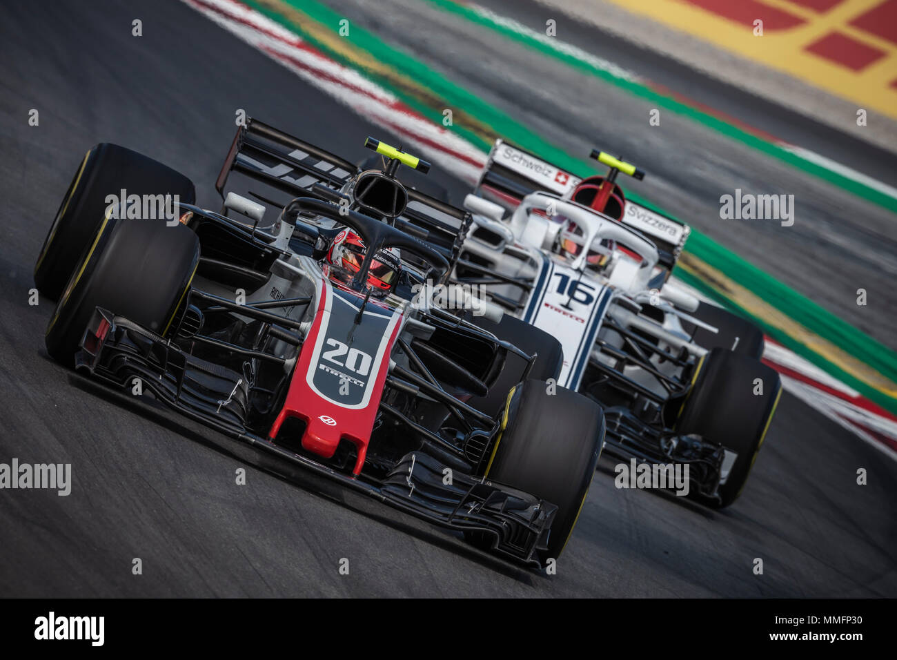 Barcelone, Espagne. 11 Mai 2018 : Kevin Magnussen (DAN) conduit CHARLES LECLERC (MON) au cours de la première session de la pratique de l'espagnol GP sur le circuit de Catalunya dans son Haas VF-18 Crédit : Matthias Rickenbach/Alamy Live News Banque D'Images