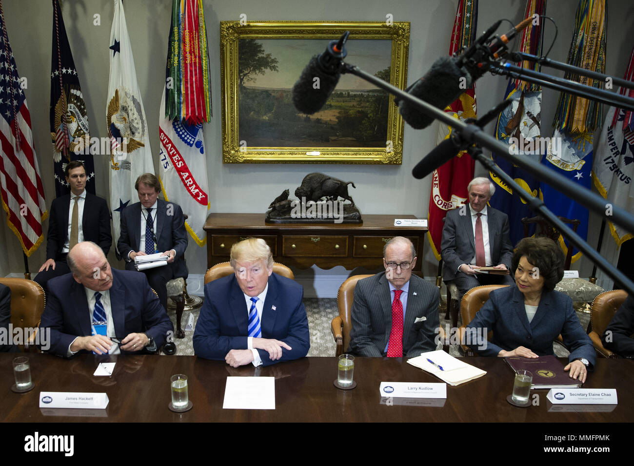 11 mai 2018 - Washington, District de Columbia, États-Unis d'Amérique - Etats-Unis Le Président Donald J. Trump, centre gauche, flanqué de directeur du Conseil économique national Larry Kudlow, centre droit, le ministre des Transports, M. Elaine Chao, droite, et Ford Motor Company PDG James Hackett, gauche, parle avec les journalistes au cours d'une réunion avec les dirigeants des industries de l'automobile dans la Roosevelt Room de la Maison Blanche le 11 mai 2018 à Washington, DC. Crédit : Alex Edelman / Piscine via CNP (crédit Image : © Alex Edelman/CNP via Zuma sur le fil) Banque D'Images