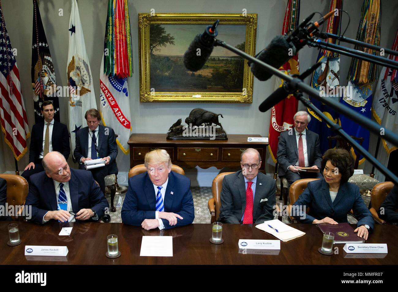 Le Président des Etats-Unis, Donald J. Trump, centre gauche, flanqué de directeur du Conseil économique national Larry Kudlow, centre droit, le ministre des Transports, M. Elaine Chao, droite, et Ford Motor Company PDG James Hackett, gauche, parle avec les journalistes au cours d'une réunion avec les dirigeants des industries de l'automobile dans la Roosevelt Room de la Maison Blanche le 11 mai 2018 à Washington, DC. Crédit : Alex Edelman / Piscine d'utilisation dans le monde entier via CNP | Banque D'Images