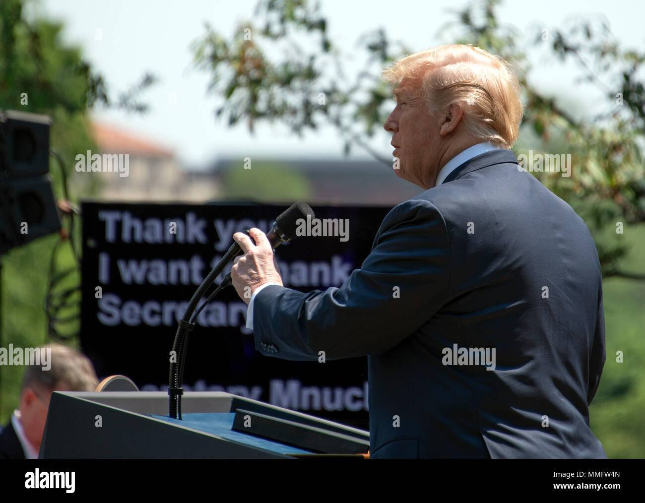 Washington, États-Unis d'Amérique. Le 11 mai, 2018. Le Président des Etats-Unis, Donald J. Trump annonce un "nouveau plan directeur pour l'abaissement des prix des médicaments d'ordonnance dans la roseraie de la Maison Blanche à Washington, DC le vendredi 11 mai, 2018. Credit : Ron Sachs/Piscine via CNP | Conditions de crédit dans le monde entier : dpa/Alamy Live News Banque D'Images