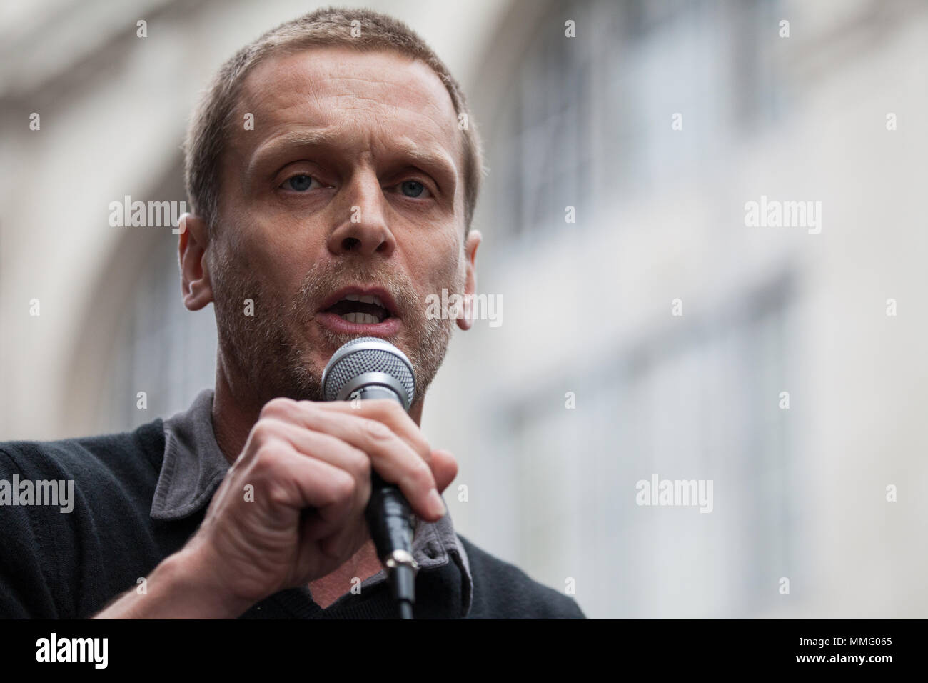 Londres, Royaume-Uni. Le 11 mai, 2018. Musicien Dave Randall, anciennement de Faithless, invite les musiciens à boycotter Israël pendant une manifestation des militants pro-Palestiniens en face de l'ambassade d'Israël à l'occasion du 70e anniversaire de la Nakba et en solidarité avec la grande marche du retour à Gaza. La manifestation était organisée par la Campagne de Solidarité Palestine, amis d'Al-Aqsa, le Forum palestinien en Grande-Bretagne et d'olive. Credit : Mark Kerrison/Alamy Live News Banque D'Images