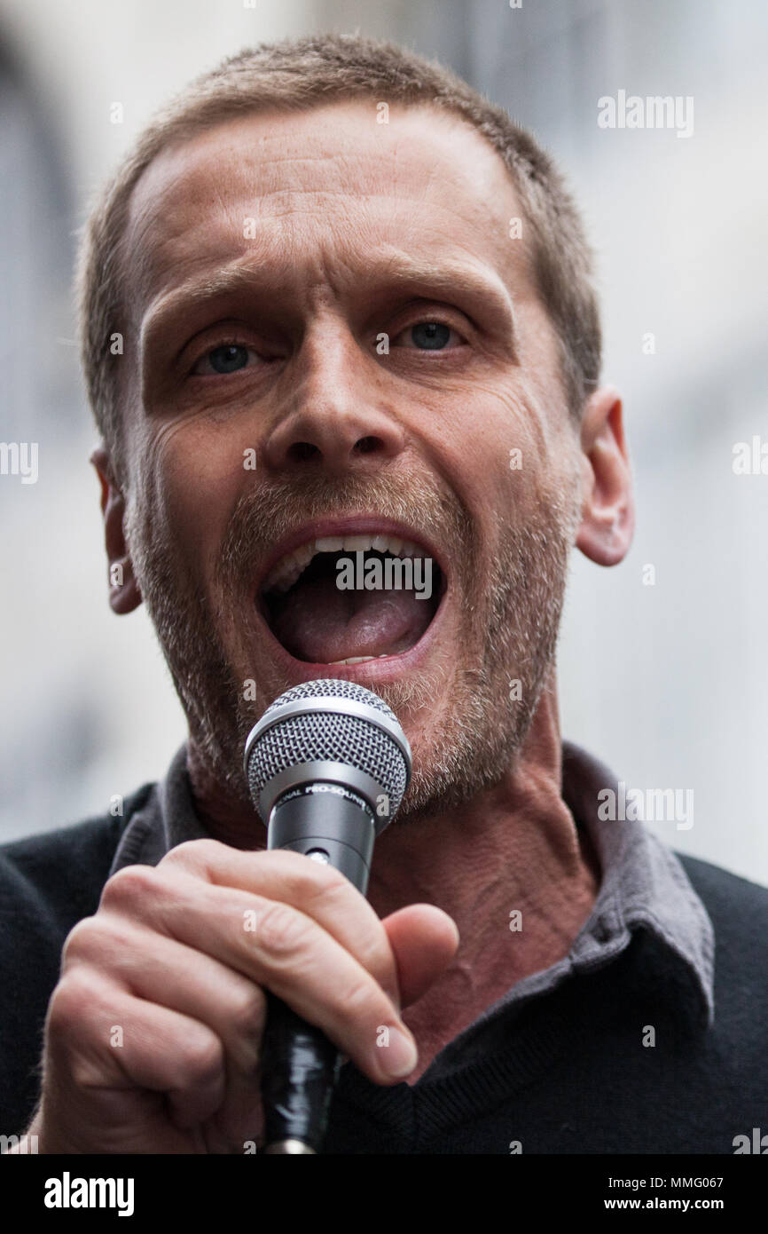 Londres, Royaume-Uni. Le 11 mai, 2018. Musicien Dave Randall, anciennement de Faithless, invite les musiciens à boycotter Israël pendant une manifestation des militants pro-Palestiniens en face de l'ambassade d'Israël à l'occasion du 70e anniversaire de la Nakba et en solidarité avec la grande marche du retour à Gaza. La manifestation était organisée par la Campagne de Solidarité Palestine, amis d'Al-Aqsa, le Forum palestinien en Grande-Bretagne et d'olive. Credit : Mark Kerrison/Alamy Live News Banque D'Images