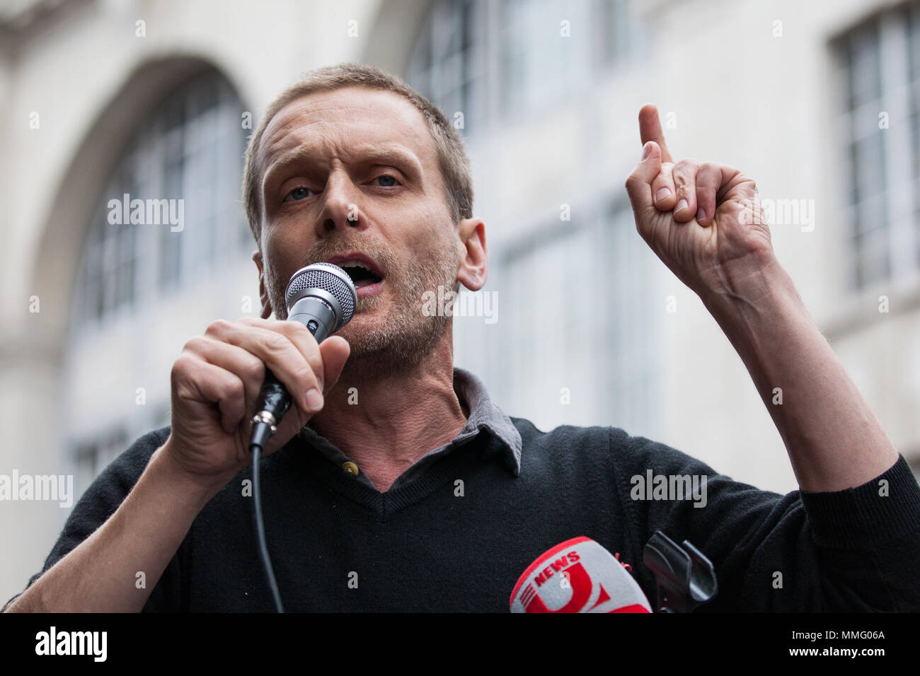 Londres, Royaume-Uni. Le 11 mai, 2018. Musicien Dave Randall, anciennement de Faithless, invite les musiciens à boycotter Israël pendant une manifestation des militants pro-Palestiniens en face de l'ambassade d'Israël à l'occasion du 70e anniversaire de la Nakba et en solidarité avec la grande marche du retour à Gaza. La manifestation était organisée par la Campagne de Solidarité Palestine, amis d'Al-Aqsa, le Forum palestinien en Grande-Bretagne et d'olive. Credit : Mark Kerrison/Alamy Live News Banque D'Images