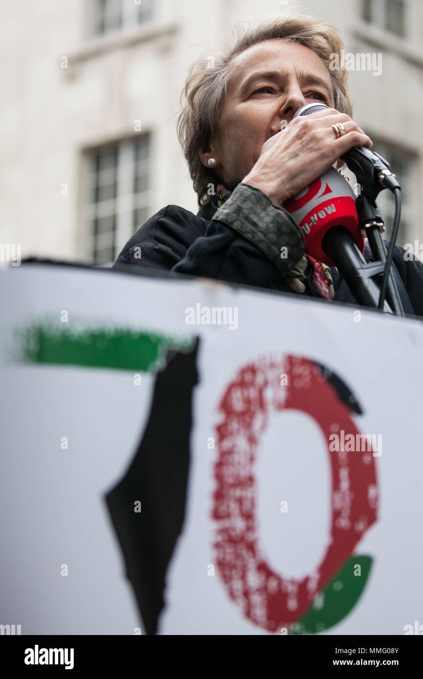 Londres, Royaume-Uni. Le 11 mai, 2018. Kate Hudson, secrétaire général de la campagne pour le Désarmement Nucléaire (CND), l'adresse des militants pro-Palestiniens qui protestaient en face de l'ambassade d'Israël à l'occasion du 70e anniversaire de la Nakba et en solidarité avec la grande marche du retour à Gaza. La manifestation était organisée par la Campagne de Solidarité Palestine, amis d'Al-Aqsa, le Forum palestinien en Grande-Bretagne et d'olive. Credit : Mark Kerrison/Alamy Live News Banque D'Images