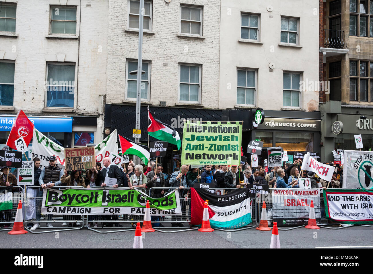 Londres, Royaume-Uni. Le 11 mai, 2018. En face de la protestation des militants Pro-Palestinian ambassade d'Israël à l'occasion du 70e anniversaire de la Nakba et en solidarité avec la grande marche du retour à Gaza. La manifestation était organisée par la Campagne de Solidarité Palestine, amis d'Al-Aqsa, le Forum palestinien en Grande-Bretagne et d'olive. Credit : Mark Kerrison/Alamy Live News Banque D'Images