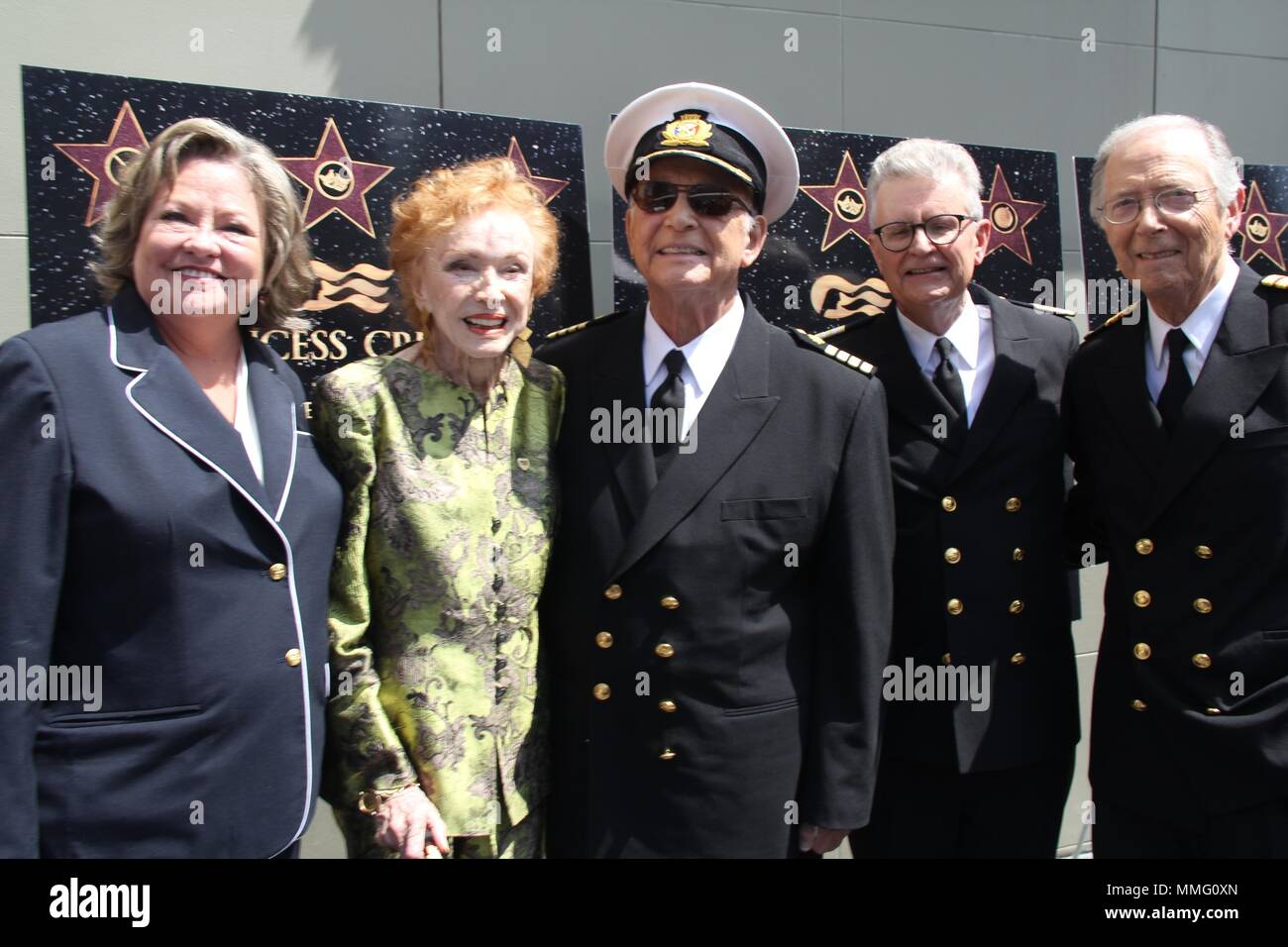 Hollywood, Californie, USA. 7 mai, 2018. J15983CHW.Princess Cruises et la distribution originale de ''Love Boat'' recevoir Hollywood Walk of Fame Star .Plaque d'honneur en face de Kodak Theater, Hollywood, CA USA.05/10/2018.LAUREN TEWES (Julie), JERALDINE SAUNDERS (auteur/CRÉATEUR DE LA LOVE BOAT) LE CAPITAINE STUBING (GAVIN MACLEOD), FRED GRANDY (GOPHER) et Bernie KOPELL (DOC) . © H.Clinton Wallace/Photomundo/ International Inc Photos Credit : Clinton Wallace/Globe Photos/ZUMA/Alamy Fil Live News Banque D'Images