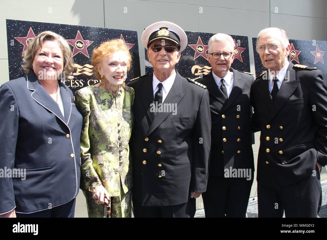 Hollywood, Californie, USA. 7 mai, 2018. J15983CHW.Princess Cruises et la distribution originale de ''Love Boat'' recevoir Hollywood Walk of Fame Star .Plaque d'honneur en face de Kodak Theater, Hollywood, CA USA.05/10/2018.LAUREN TEWES (Julie), JERALDINE SAUNDERS (auteur/CRÉATEUR DE LA LOVE BOAT) LE CAPITAINE STUBING (GAVIN MACLEOD), FRED GRANDY (GOPHER) et Bernie KOPELL (DOC) . © H.Clinton Wallace/Photomundo/ International Inc Photos Credit : Clinton Wallace/Globe Photos/ZUMA/Alamy Fil Live News Banque D'Images