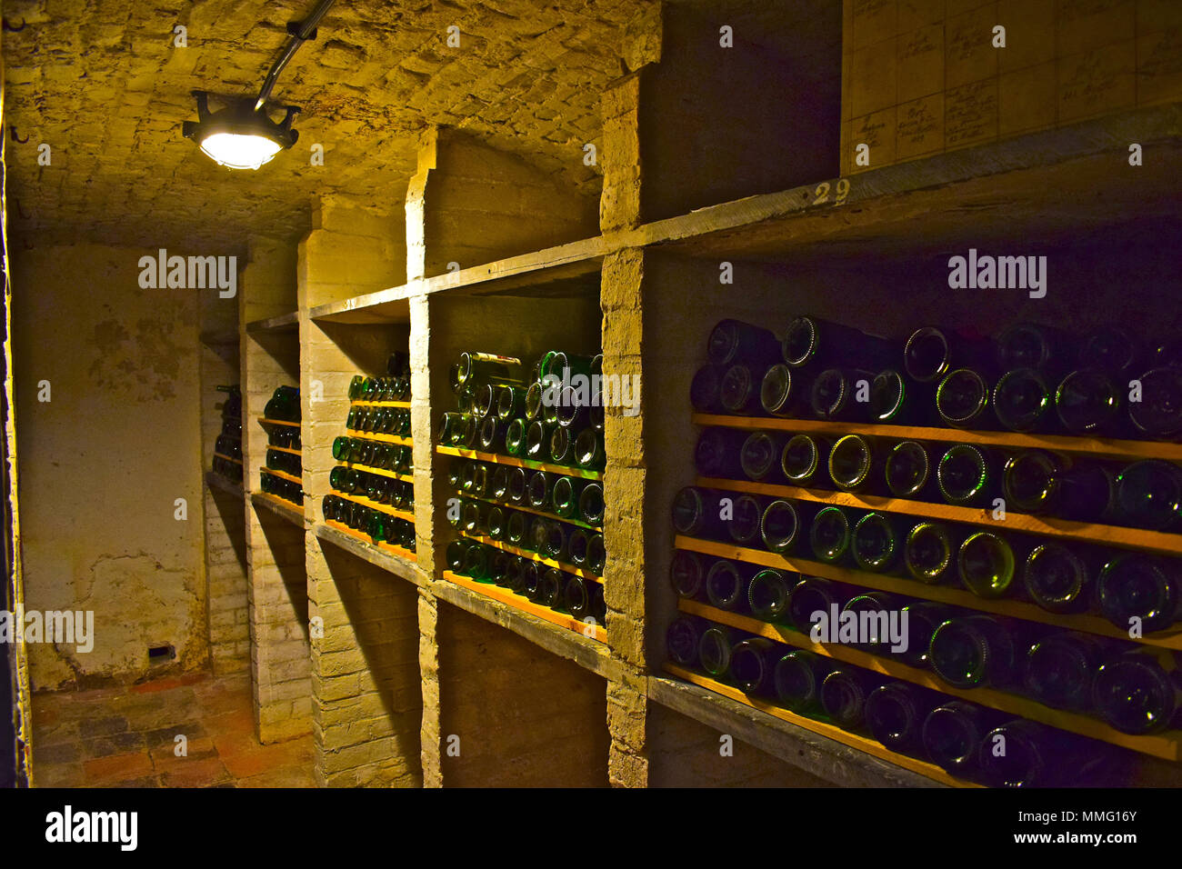 Plafond voûté en brique traditionnelle sur cave avec brique et ardoise des étagères pour la tenue de bons vins dans un pays maison de l'environnement Banque D'Images