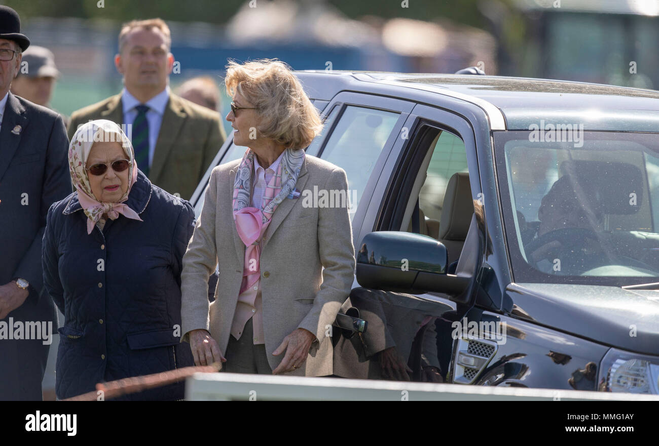 La reine Elizabeth II après avoir parlé avec le duc d'Édimbourg (en voiture) au cours de la troisième journée du Royal Windsor Horse Show au château de Windsor, Berkshire. Banque D'Images