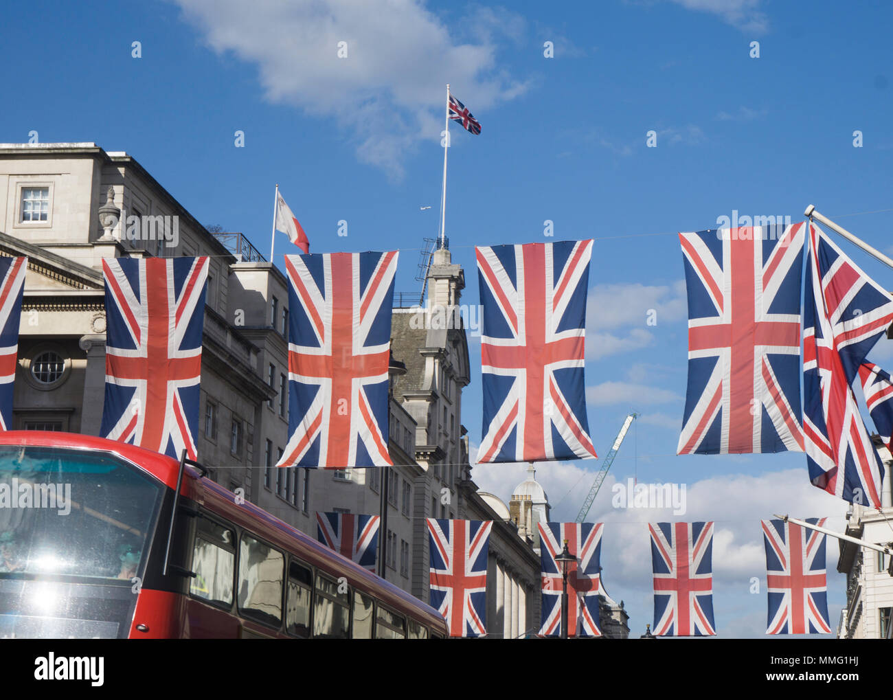 Union Jack drapeaux en préparation pour le mariage royal Banque D'Images