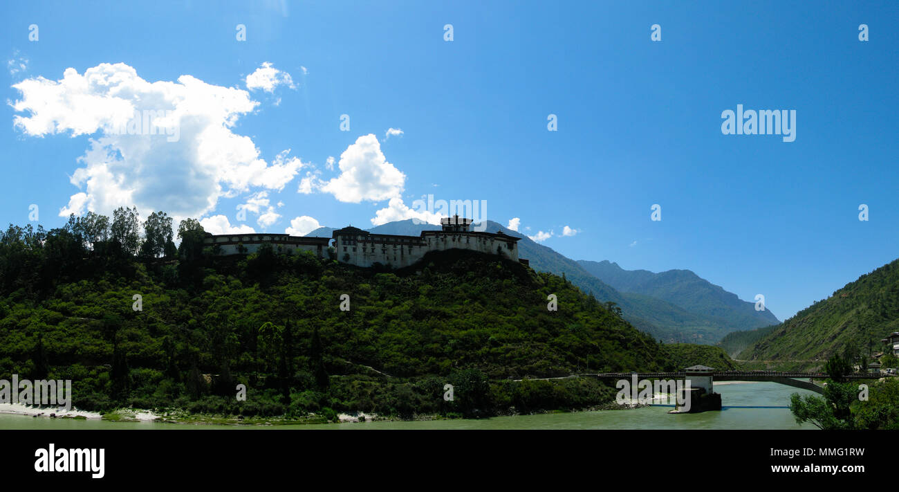 Vue panoramique de Puna Chhu Tsang aka Sankosh Wangdue Phodrang Dzong et de la rivière au Bhoutan Banque D'Images