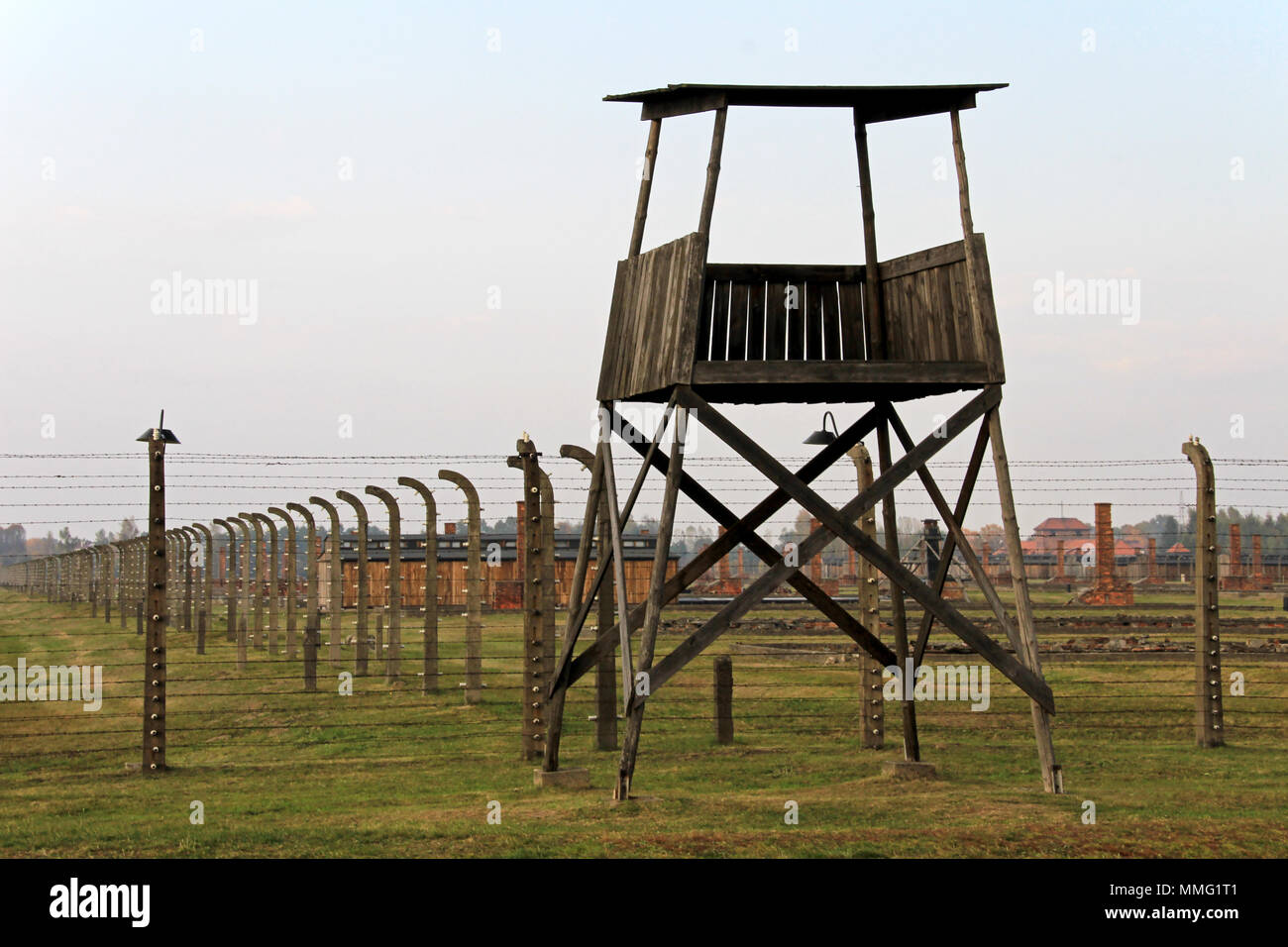 AUSCHWITZ, Pologne, le 12 octobre 2013 : Watchtower et clôture à camp de concentration à Auschwitz Birkenau KZ, Pologne Banque D'Images