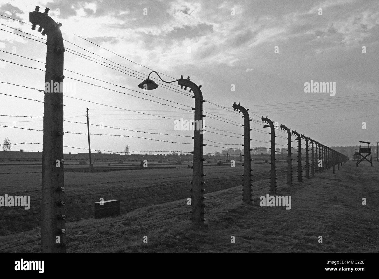 AUSCHWITZ, Pologne, le 12 octobre 2013 : clôture et de guet au camp de concentration d'Auschwitz Birkenau KZ, la photographie noir et blanc avec le bruit d'image effet, Pologne Banque D'Images