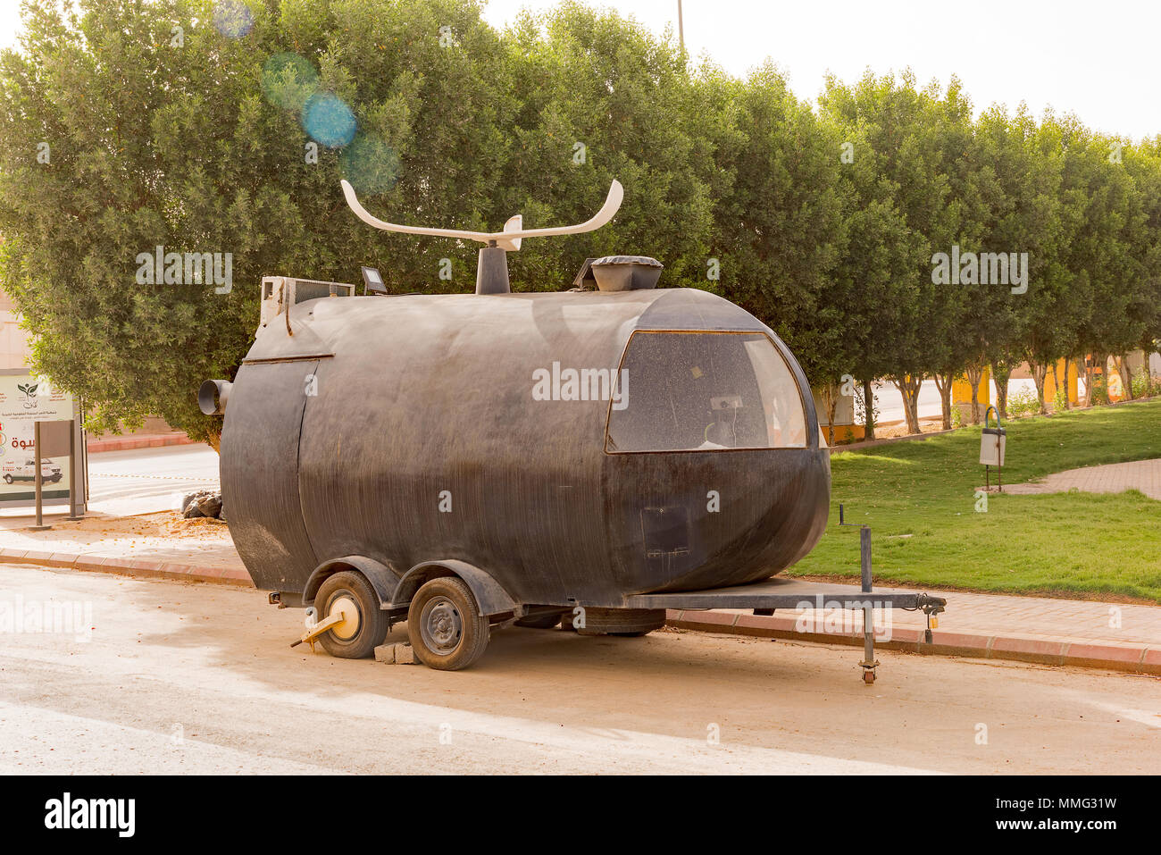 Kiosque alimentaire mobile à proximité d'un parc, à Riyad, en Arabie Saoudite. Hélicoptère de conception unique. Banque D'Images
