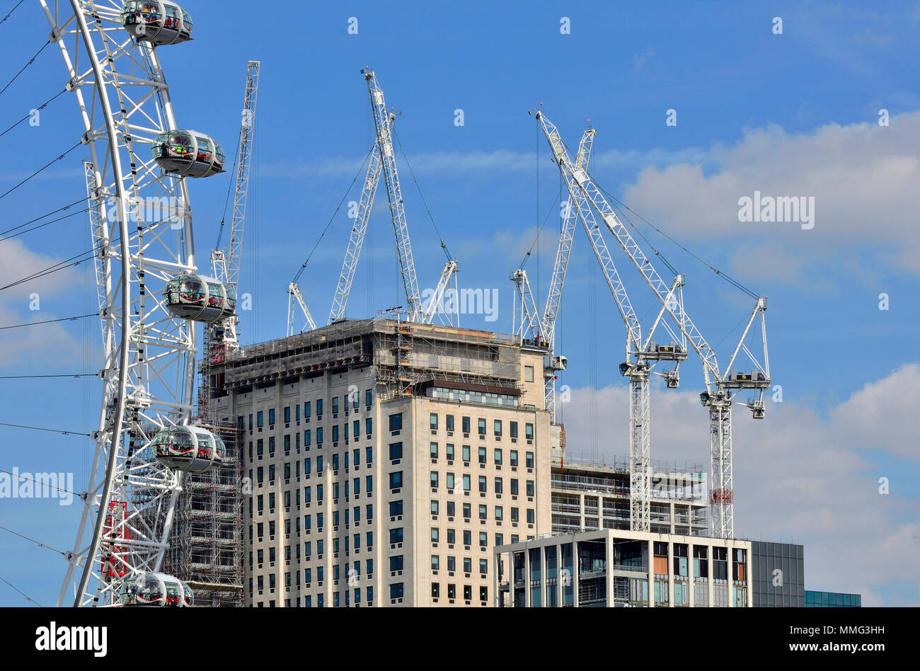 Londres, Angleterre, Royaume-Uni. Les travaux de construction sur la rive Sud - le London Eye et le centre de la coquille Banque D'Images