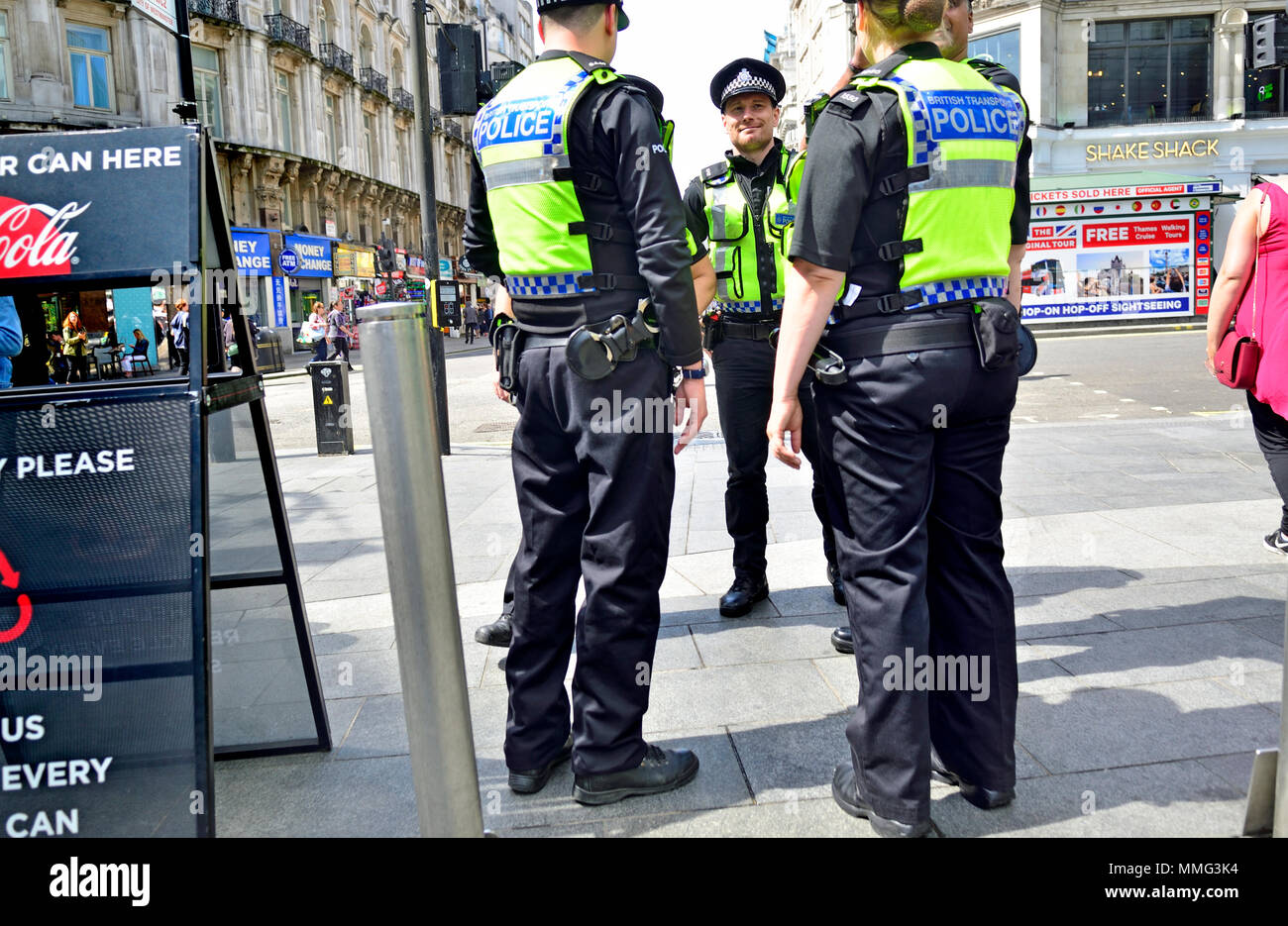 Londres, Angleterre, Royaume-Uni. Agents de la Police métropolitaine portant des gilets hi-vis à Leicester Square Banque D'Images