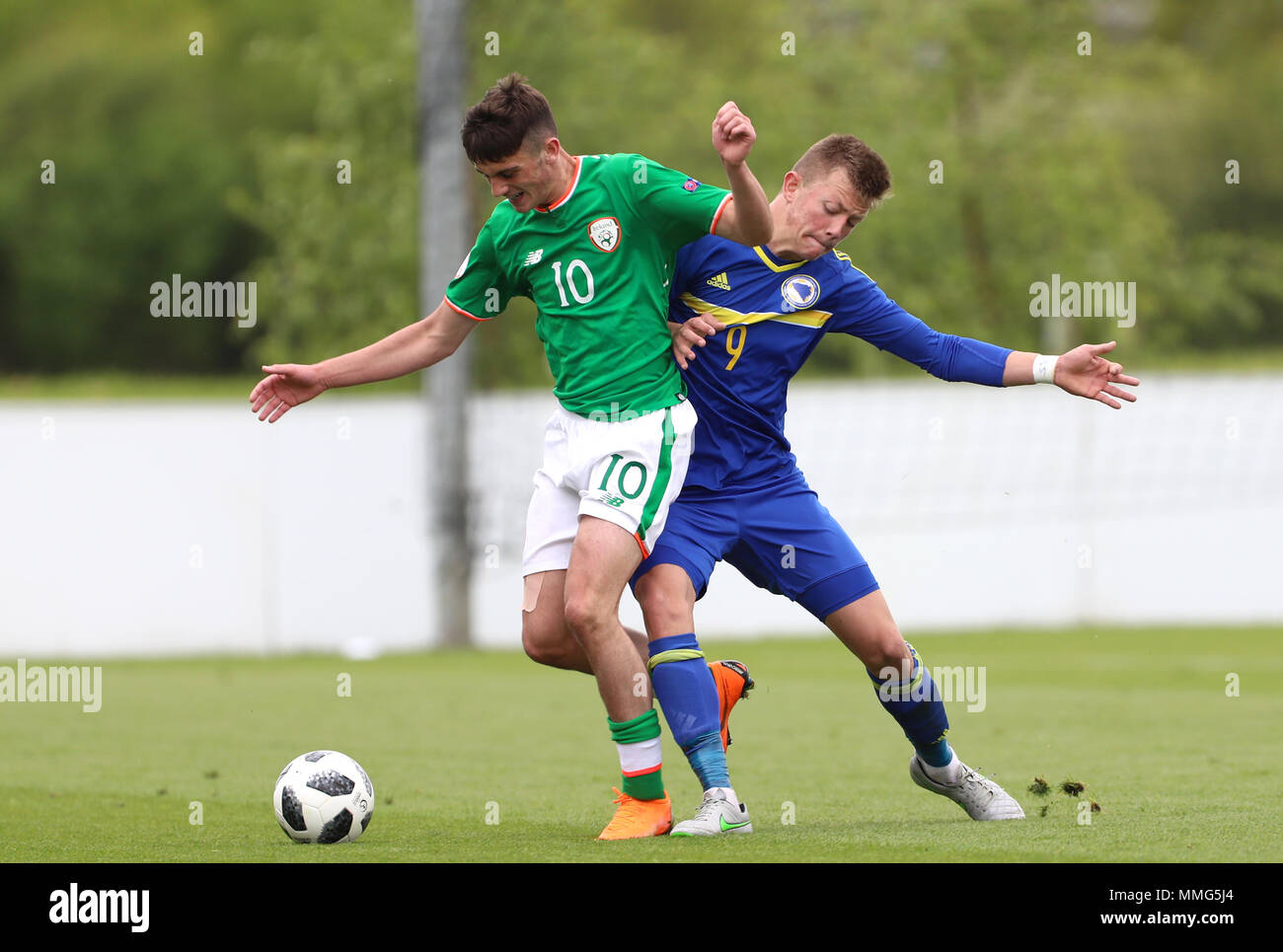 République d'Irlande's Troy Parrot (à gauche) et la Bosnie-et-Herzégovine Kristijan Stanic bataille pour la balle durant le championnat d'Europe U17, match du groupe C à St George's Park, Burton. Banque D'Images