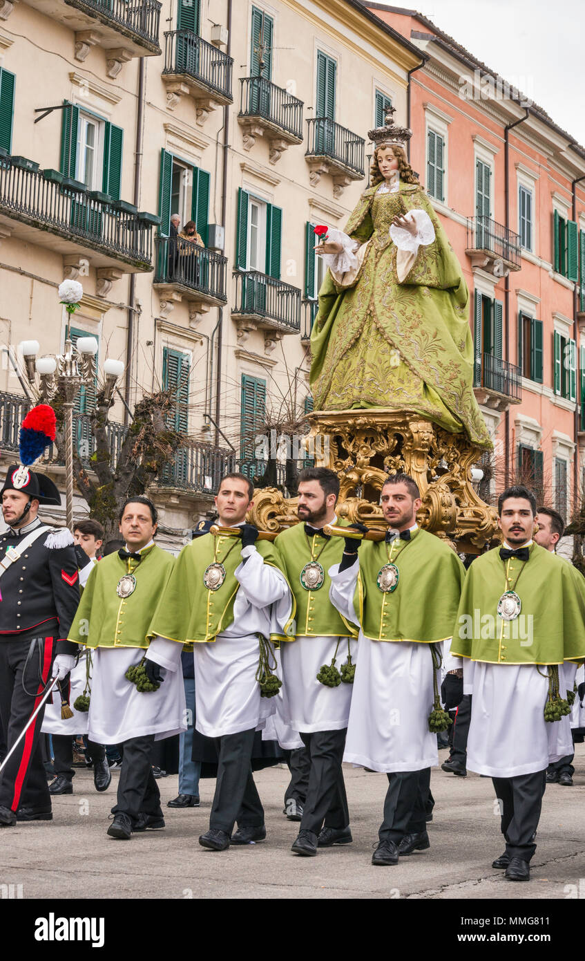 La figure de Saint Mary, menées par frères, à Madonna che scappa procession le dimanche de Pâques à Orvieto, Abruzzes, Italie Banque D'Images