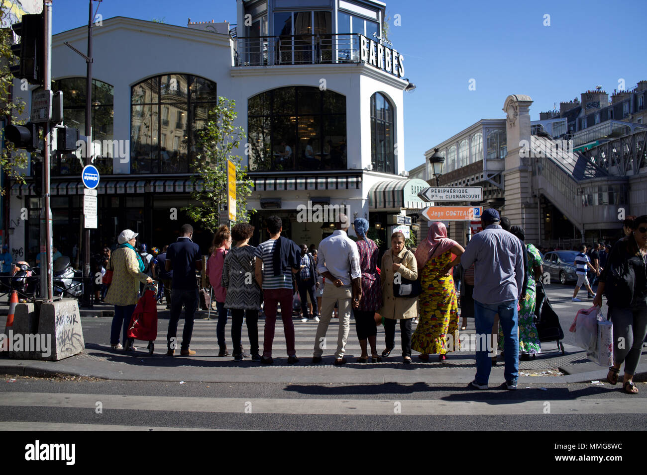Une animation du Boulevard Barbès, Paris, France, avec Barbes Brasserie en arrière-plan - les gens qui attendent pour traverser la route Banque D'Images