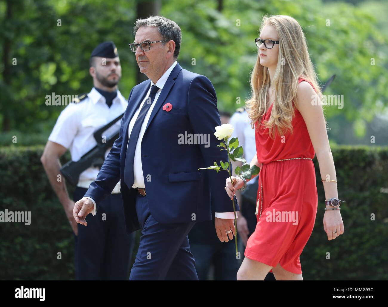 David Kimelfeld, Président de l'agglomération lyonnaise (à gauche) au cours de la commémoration du Jour de la victoire au Parc tte d'Or, Lyon, France, dans le cadre du Prince de Galles et la duchesse de Cornouailles à l'occasion de sa visite au pays. Banque D'Images