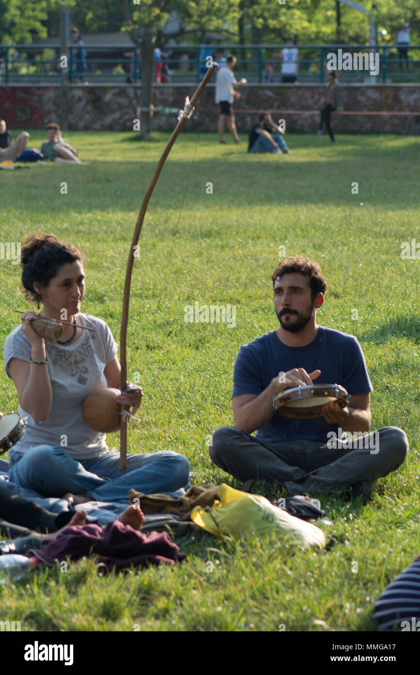 Deux gars, homme et femme, garçon et fille, amis ou couple playing instruments anciens Banque D'Images