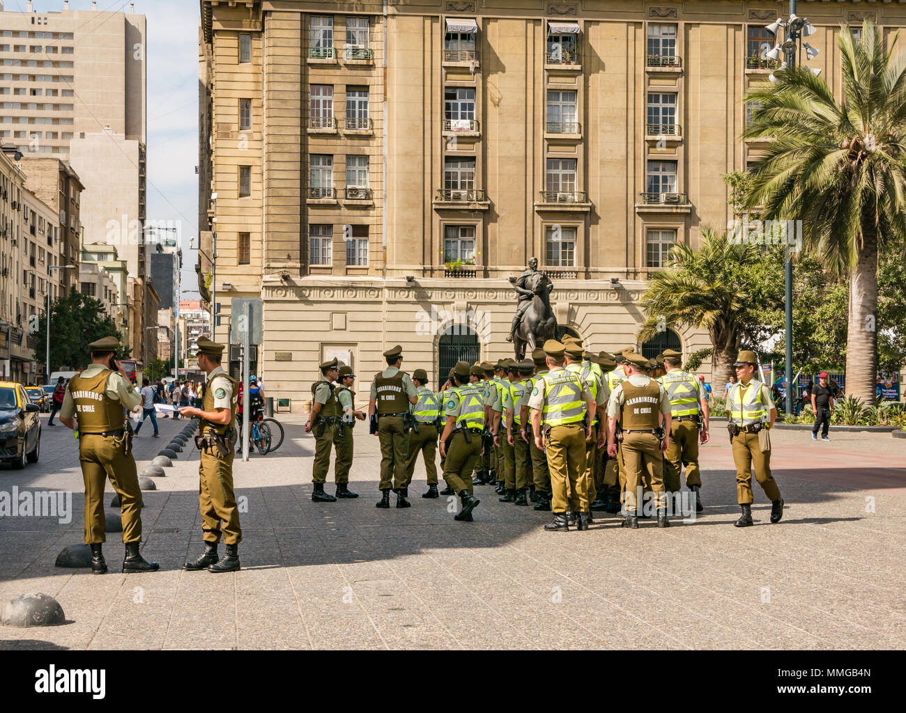 Le Vendredi Saint, la police chilienne ou carabiniers alignés, Plaza de Armas, Santiago, Chili, Amérique du Sud Banque D'Images