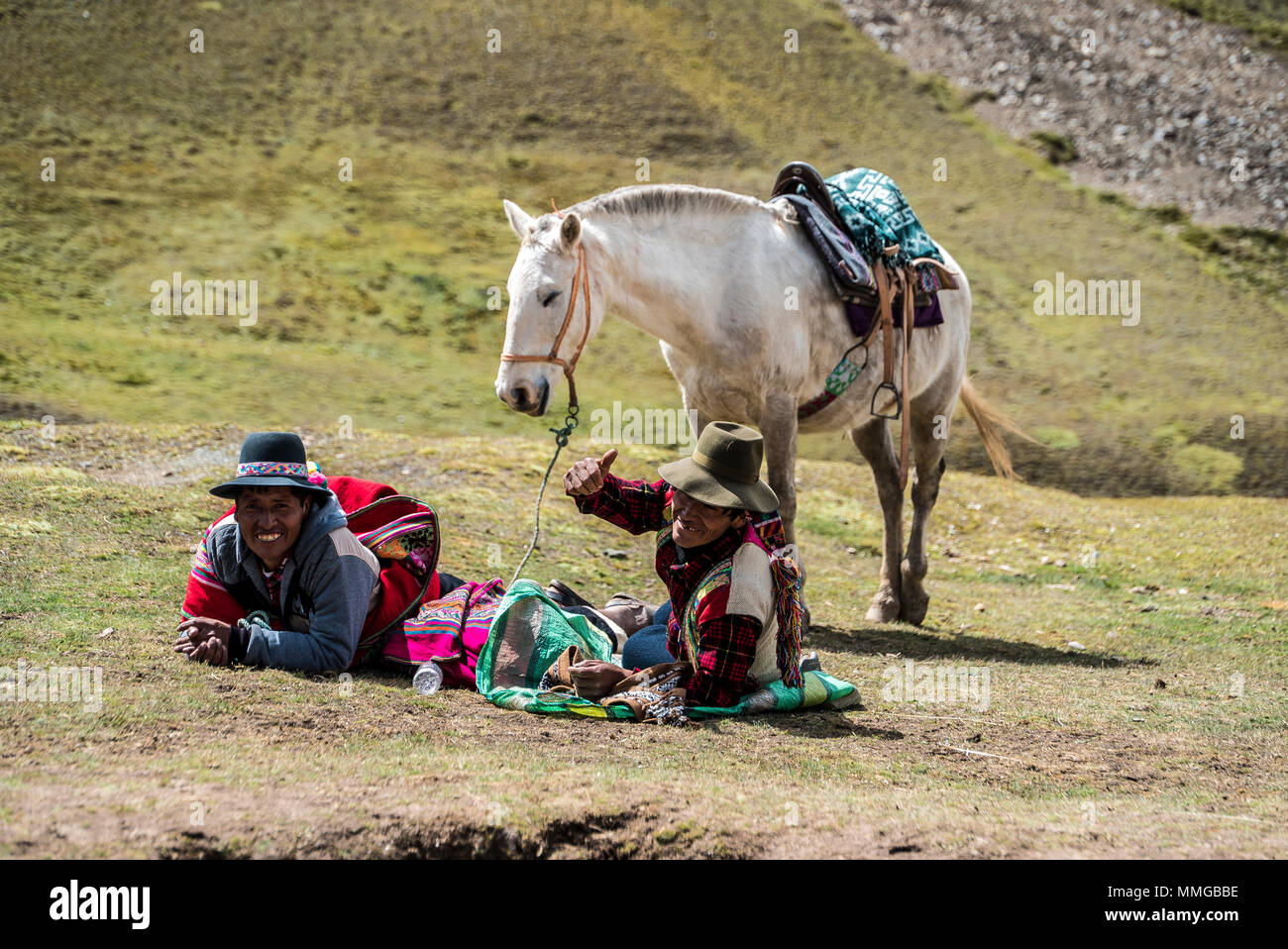 L'équitation à Rainbow Mountain au Pérou et retour Banque D'Images