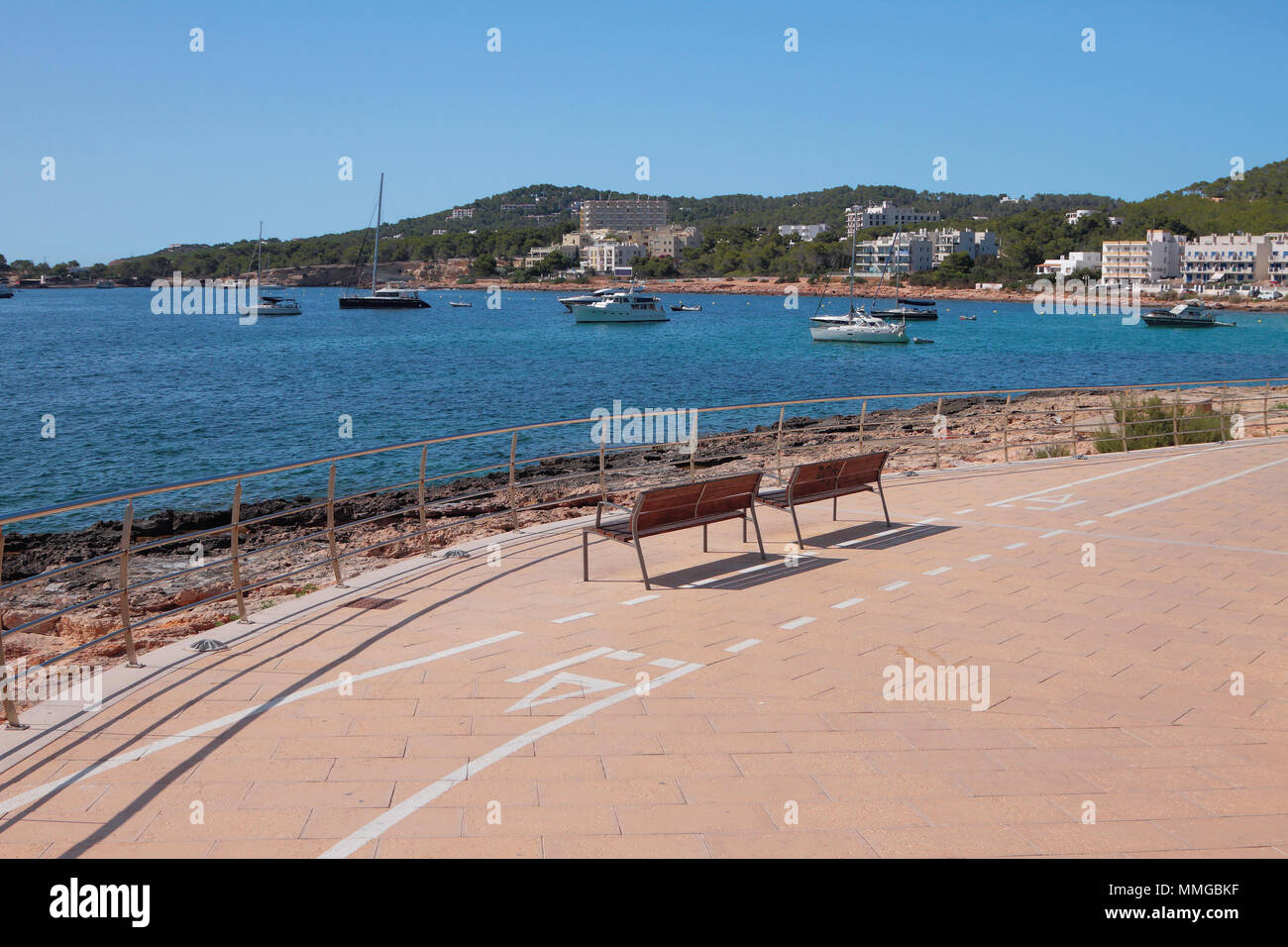 Zone de loisirs avec vue sur baie et stationnement des yachts. San Antonio, Ibiza, Espagne Banque D'Images
