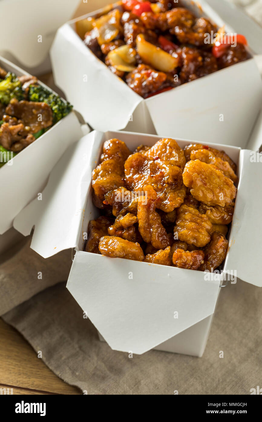 Les aliments épicés prendre chinois avec des baguettes et fortune cookies Banque D'Images