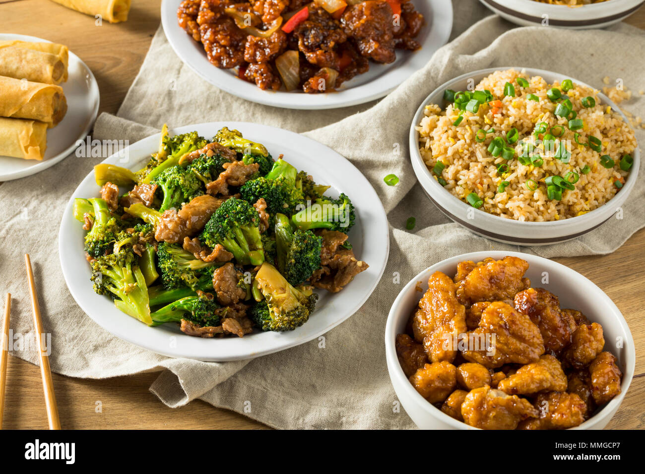 Les aliments épicés prendre chinois avec des baguettes et fortune cookies Banque D'Images