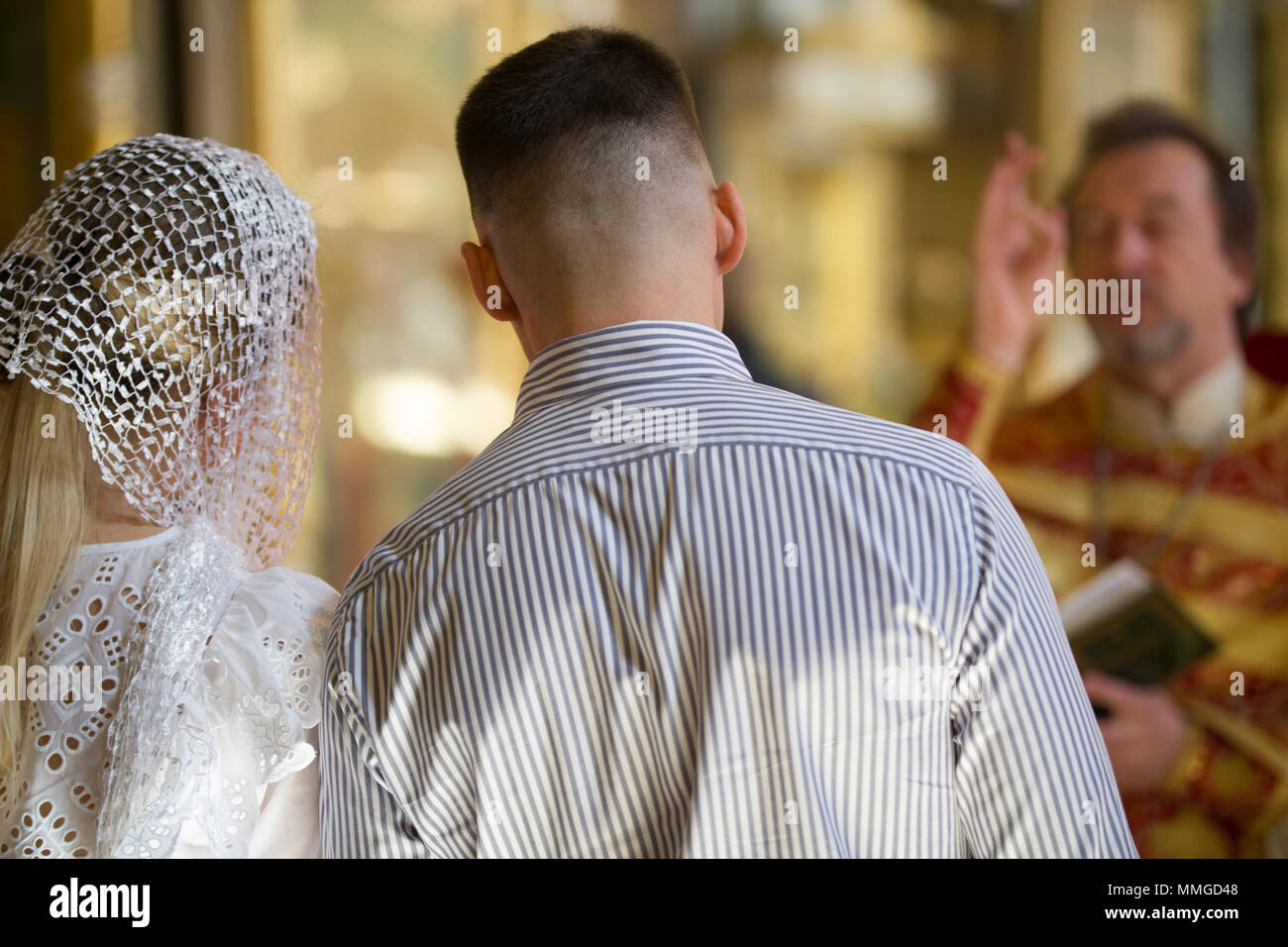 Couple Sur La Ceremonie De Mariage Orthodoxe Dans L Eglise Photo Stock Alamy