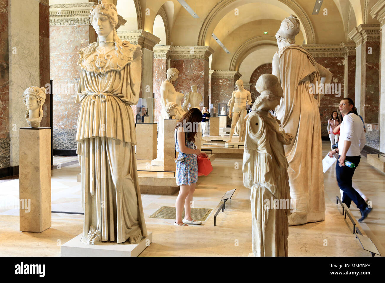 Paris, France - 14 juillet 2013 : les touristes visiter galerie d'art dans le musée du Louvre. Le musée du Louvre est l'un des plus grand et le plus visité du monde des musées Banque D'Images