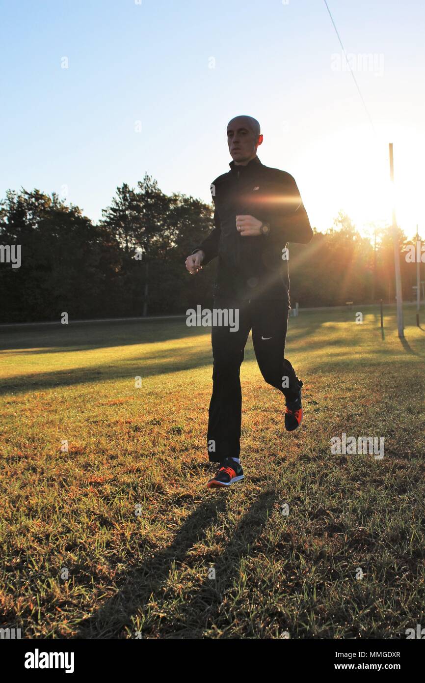 Le Major Martin Wennblom avec la 181e Brigade de formation multifonctionnel va sur un jogging, le 18 octobre 2017, à Fort McCoy, au Wisconsin, un Wennblom Bellevue, dans l'État, des autochtones, a été un coureur de compétition depuis 1993 et a été l'installation du module de finition dans le top 2017 Concours Army Ten-Miler à Washington, D.C., le 8 octobre 2017. Il a terminé 39e dans l'ensemble de la course et a remporté la catégorie d'âge 35-39, avec un temps de 55:49. Wennblom a gagné un Jeux Olympiques junior de cross-country national titre par équipe en 1993, a participé à plusieurs championnats nationaux se réunit avec la South Dakota State University, et a aidé l'Armée de Nous Banque D'Images