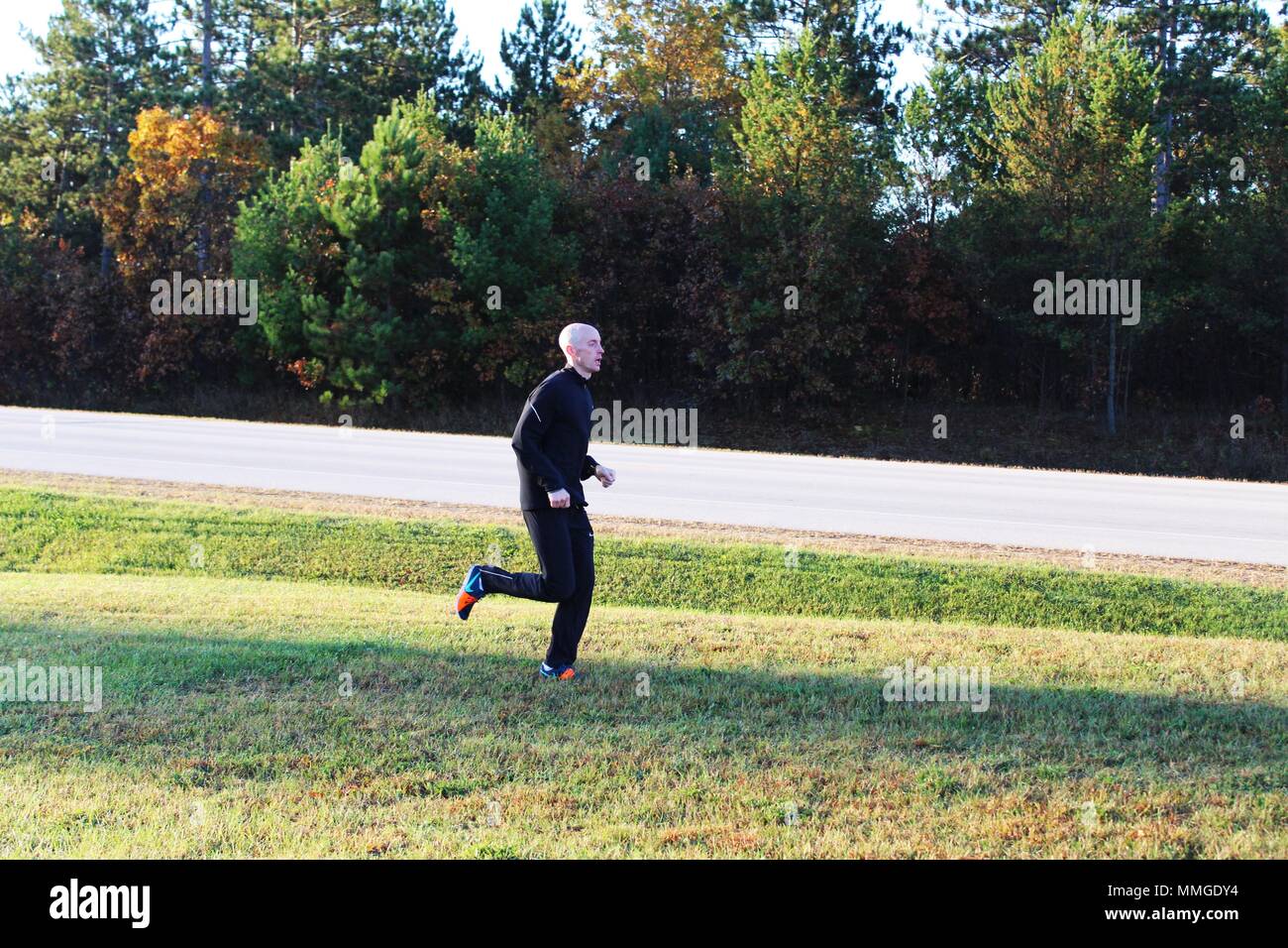 Le Major Martin Wennblom avec la 181e Brigade de formation multifonctionnel va sur un jogging, le 18 octobre 2017, à Fort McCoy, au Wisconsin, un Wennblom Bellevue, dans l'État, des autochtones, a été un coureur de compétition depuis 1993 et a été l'installation du module de finition dans le top 2017 Concours Army Ten-Miler à Washington, D.C., le 8 octobre 2017. Il a terminé 39e dans l'ensemble de la course et a remporté la catégorie d'âge 35-39, avec un temps de 55:49. Wennblom a gagné un Jeux Olympiques junior de cross-country national titre par équipe en 1993, a participé à plusieurs championnats nationaux se réunit avec la South Dakota State University, et a aidé l'Armée de Nous Banque D'Images